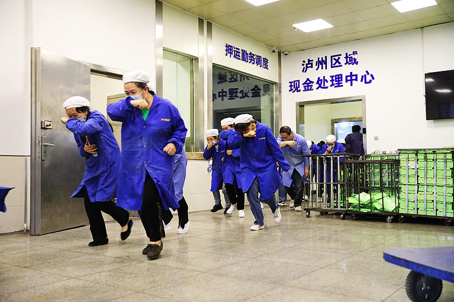防范于未“燃”演练即实战|泸州市银研金融外包服务有限公司开展消防应急疏散演练活动(图1) 逃生过程.jpg