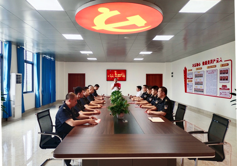 泸县分公司党支部 开展“五红”主题党日活动(图6) 诵读红书.jpg