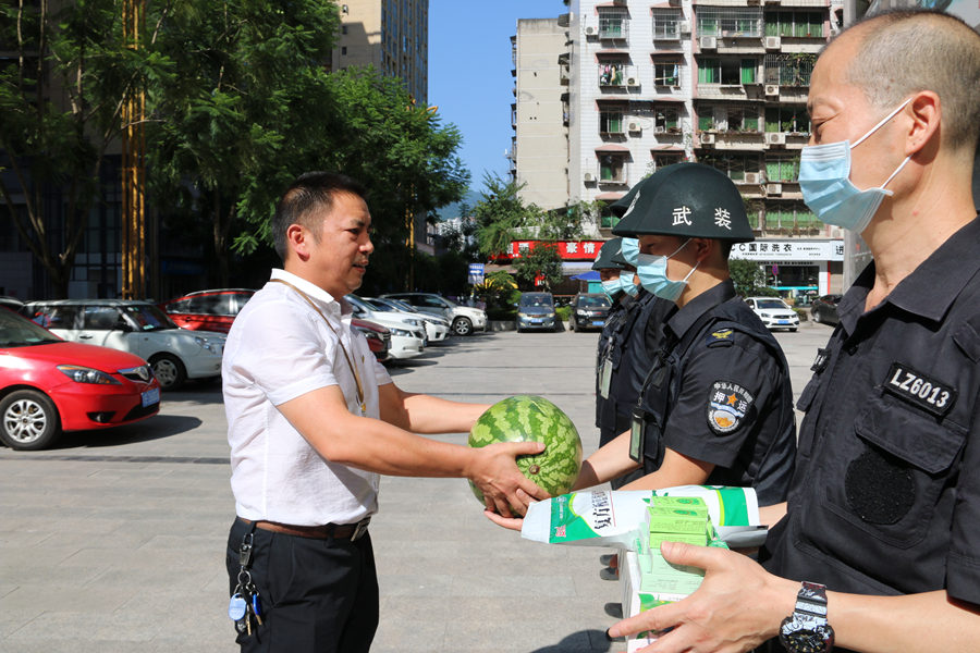 叙永分公司向员工发放防暑降温物品.JPG