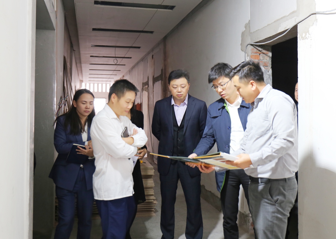 集团公司党委书记、董事长夏勇检查督导集团公司党建文化阵地建设项目(图2) 现场检查.jpg