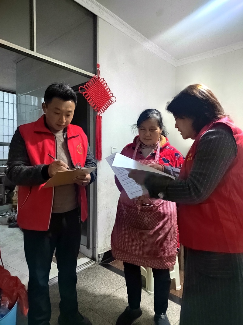 四川融通安防集团:积极落实包保责任 开展入户走访宣传(图4) 入户宣传2.jpg