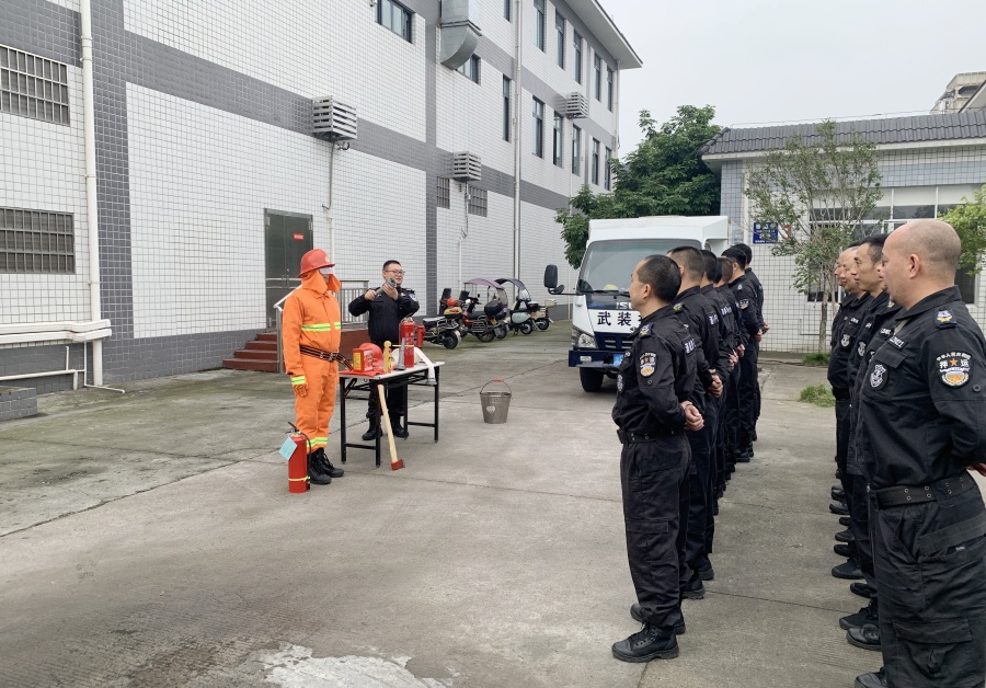 提升消防技能 筑牢安全防线 泸县分公司党支部组织开展“全民消防 生命至上”主题党日活动(图2) 消防器材操作培训.jpg