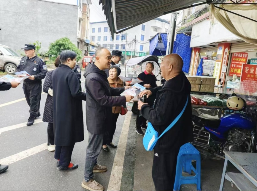 提升消防技能 筑牢安全防线 泸县分公司党支部组织开展“全民消防 生命至上”主题党日活动(图4) 发放宣传单.jpg