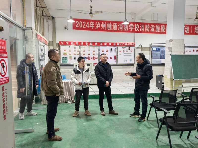 督导启新篇 笃行以致远|江阳区人力资源和社会保障局到安防教育培训基地检查指导工作(图1) 参观消防实操基地.jpg