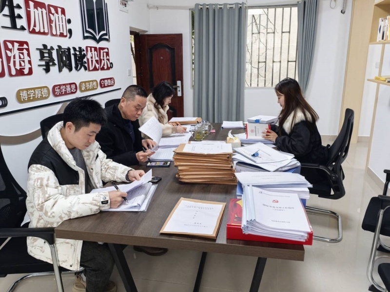 督导启新篇 笃行以致远|江阳区人力资源和社会保障局到安防教育培训基地检查指导工作(图3) 检查基础资料.jpg