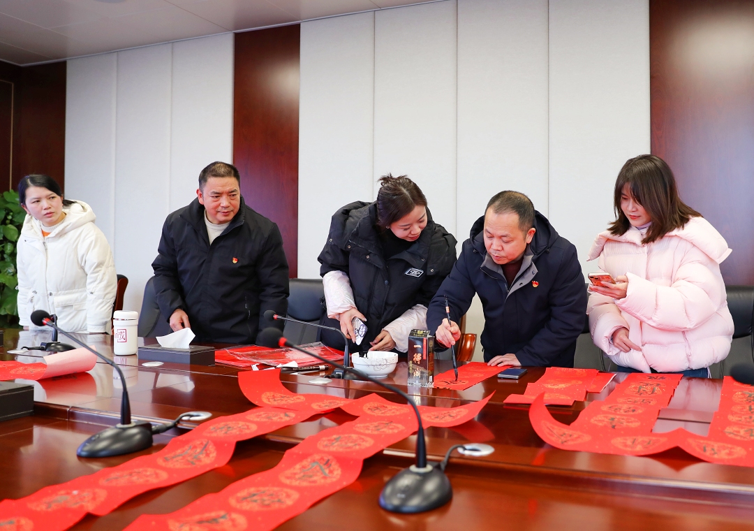 机关党支部行政办公室联合开展“金蛇贺岁·翰墨融福”写春联迎新春活动(图4) 1.jpg