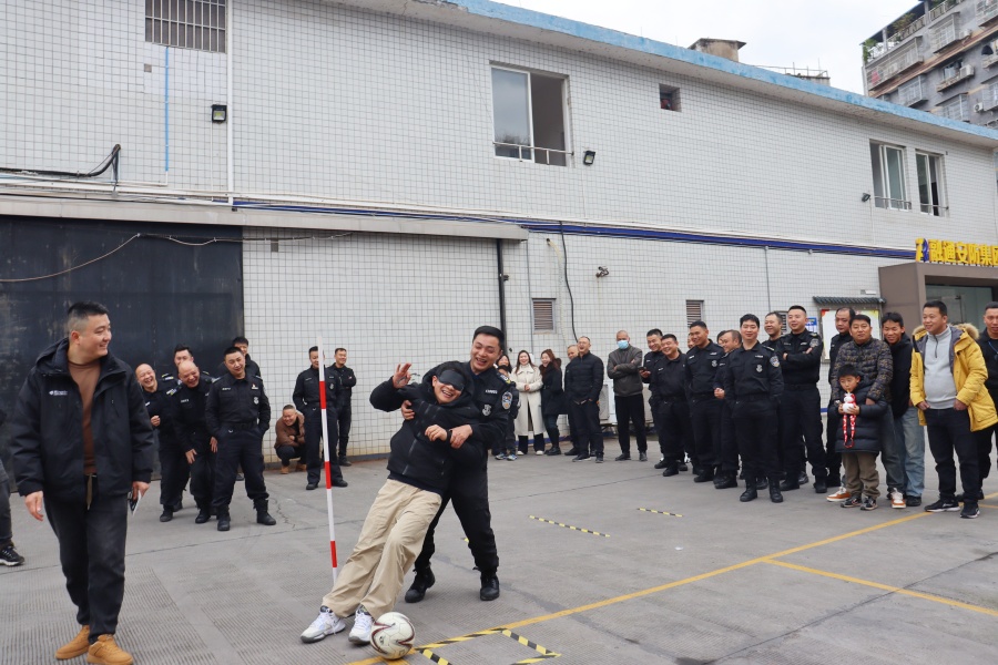 照片4 蒙眼踢气球.JPG