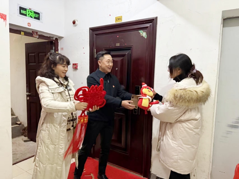 科技安防党支部开展“赠联送福迎佳节,情暖员工贺新春” 主题党日活动(图1) 2.jpg