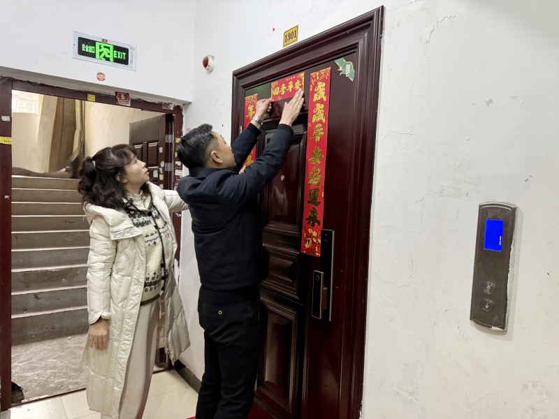 科技安防党支部开展“赠联送福迎佳节,情暖员工贺新春” 主题党日活动(图2) 1.jpg