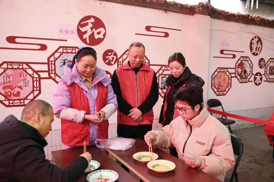 融通安防集团机关党支部志愿者服务队助力南城街道凤凰社区开展“春暖花开 喜乐元宵”游园活动(图1) 相片1.jpg