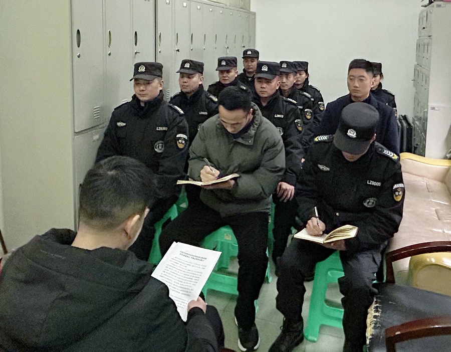 铁神臂安保分公司14名队员获泸州市委办公室表扬(图2) 市委表彰14名队员.jpg