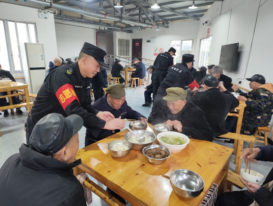 蓝盾红心映照夕阳 |“安防蓝”学雷锋走进敬老院(图11) 相片16:品尝美食.jpeg