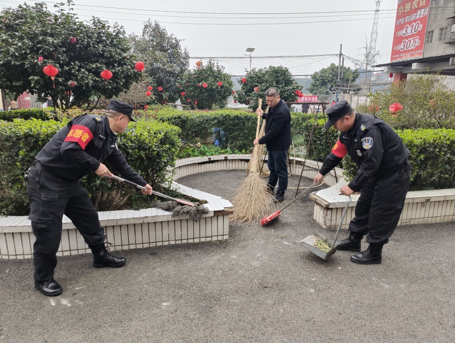 蓝盾红心映照夕阳 |“安防蓝”学雷锋走进敬老院(图2) 相片5:院内清扫.jpeg
