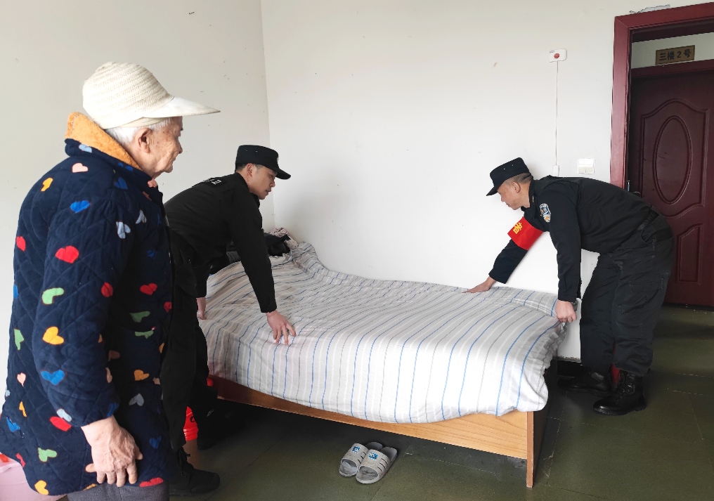 蓝盾红心映照夕阳 |“安防蓝”学雷锋走进敬老院(图4) 相片2:整理内务.jpg