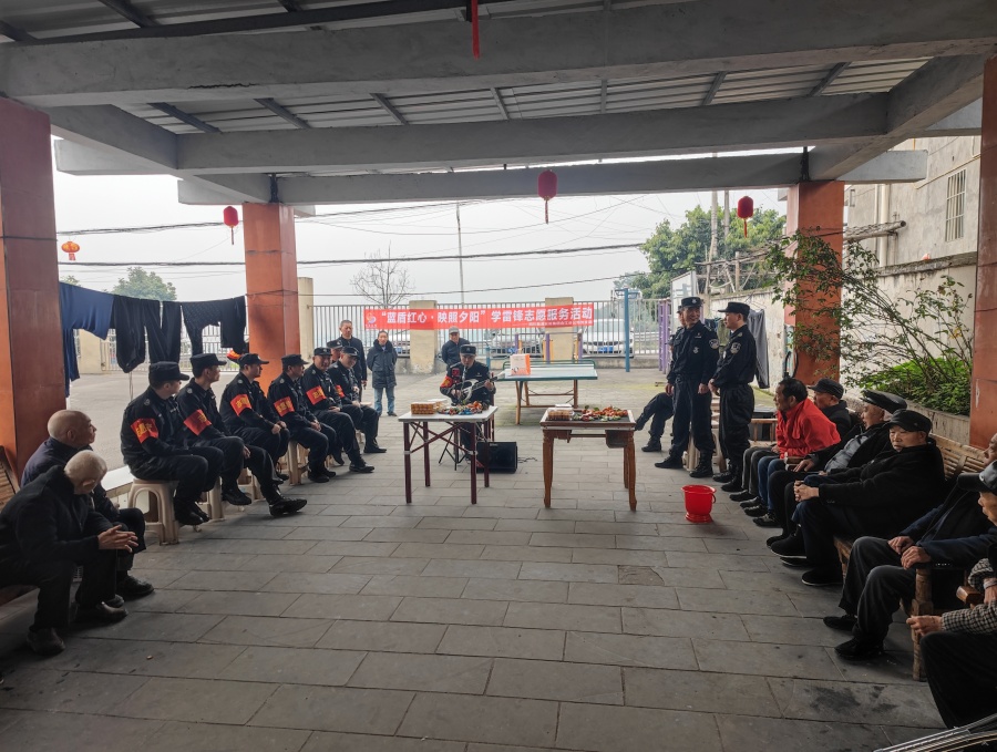 蓝盾红心映照夕阳 |“安防蓝”学雷锋走进敬老院(图7) 相片7:文艺表演.jpeg