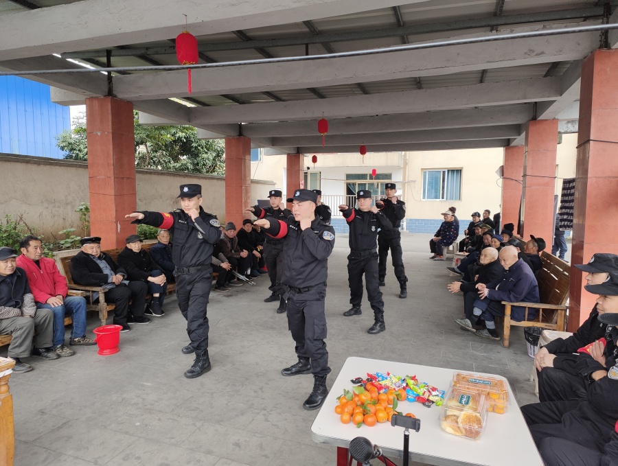 蓝盾红心映照夕阳 |“安防蓝”学雷锋走进敬老院(图8) 相片8:擒敌拳表演.jpeg