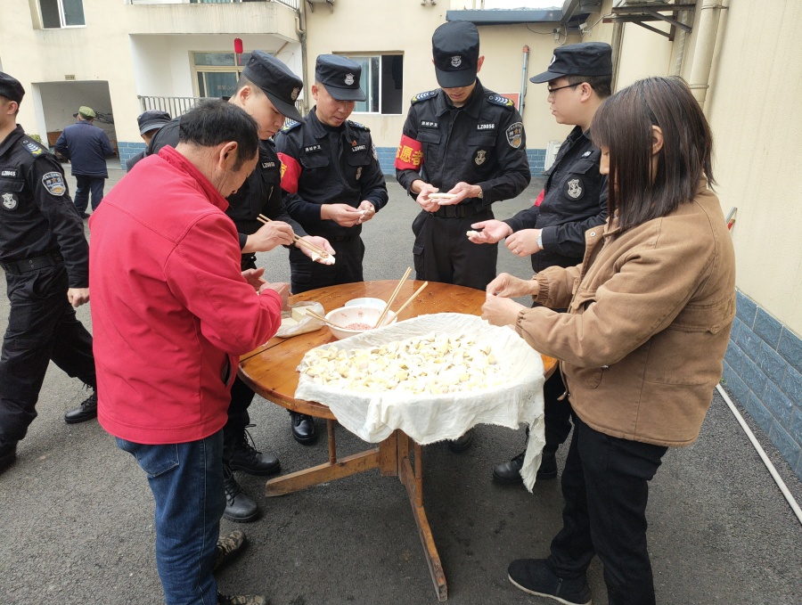 蓝盾红心映照夕阳 |“安防蓝”学雷锋走进敬老院(图9) 相片13:包抄手2.jpeg
