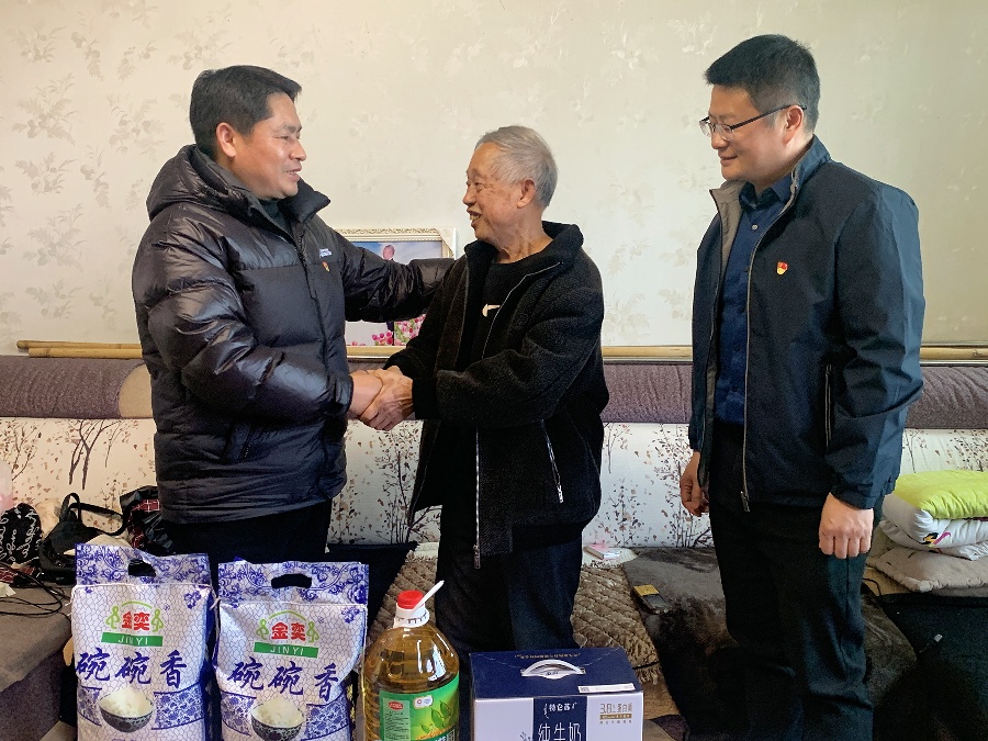 慰问贫困居民.JPG