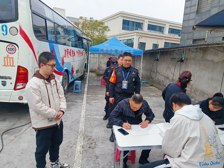 流动采血车开进酒城护卫中心(图1) 献血现场照片4.jpg