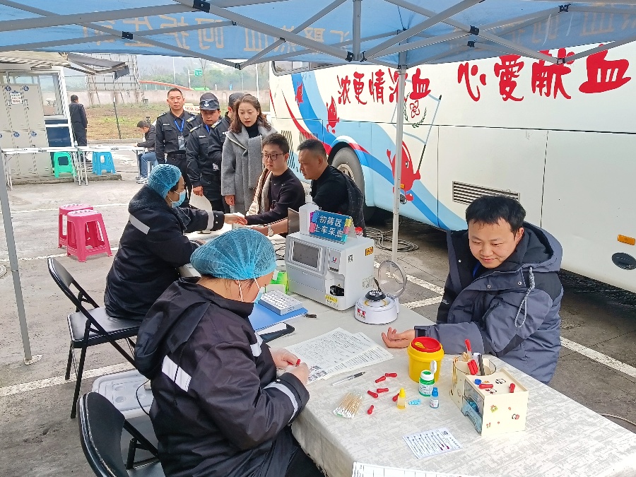 流动采血车开进酒城护卫中心(图2) 献血现场照片2.jpg