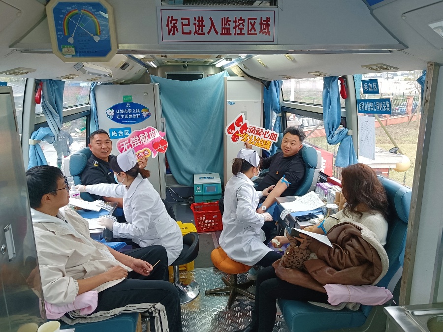 流动采血车开进酒城护卫中心(图3) 献血现场照片1.jpg