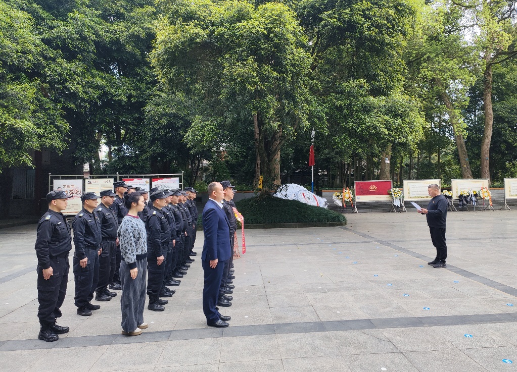 缅怀革命先烈 赓续红色血脉|合江分公司党支部开展“赓续·2025·清明祭英烈”主题党日活动(图2) 相片2:支部书记讲话.jpg