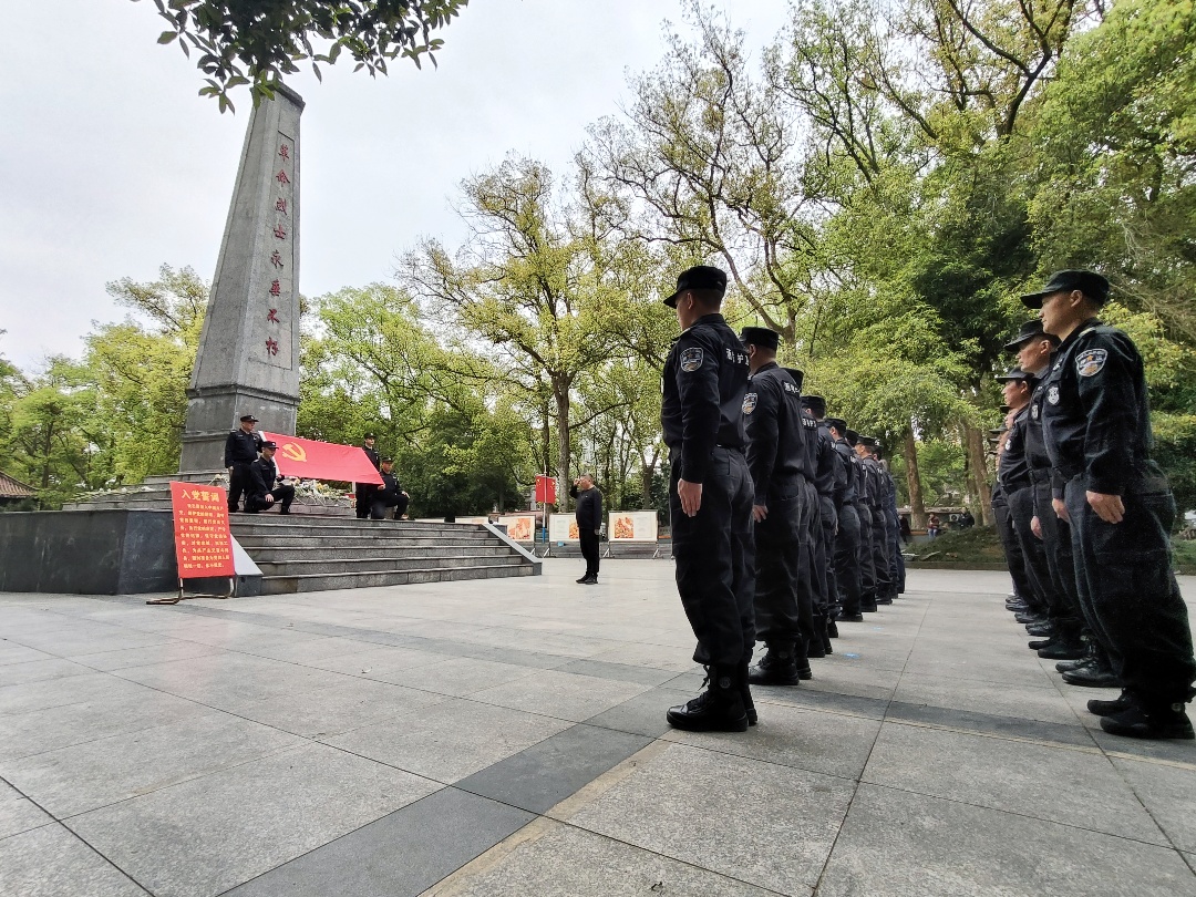 缅怀革命先烈 赓续红色血脉|合江分公司党支部开展“赓续·2025·清明祭英烈”主题党日活动(图5) 相片5:党员重温入党誓词.jpg