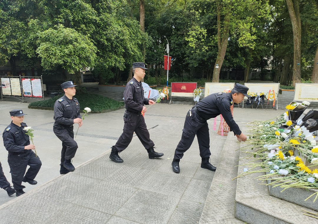 缅怀革命先烈 赓续红色血脉|合江分公司党支部开展“赓续·2025·清明祭英烈”主题党日活动(图6) 相片6:个人献花并瞻仰纪念碑.jpg