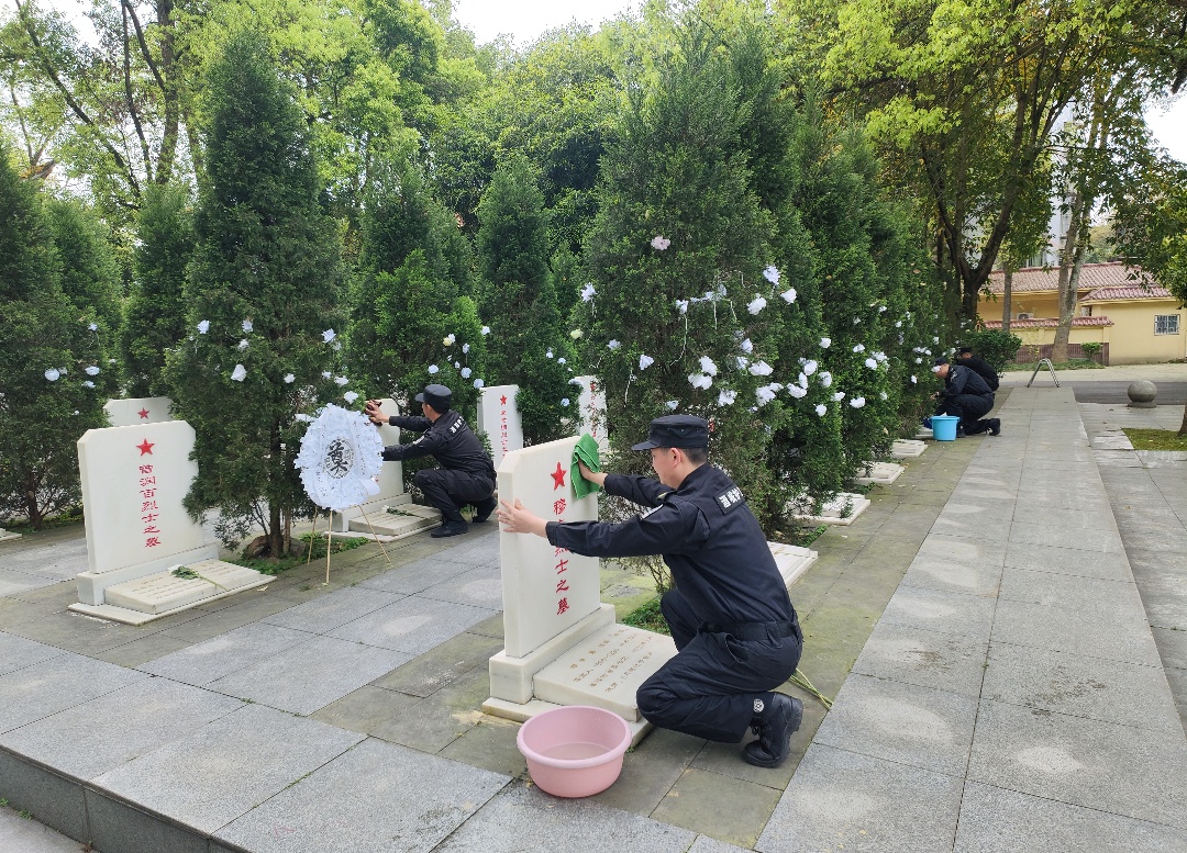 缅怀革命先烈 赓续红色血脉|合江分公司党支部开展“赓续·2025·清明祭英烈”主题党日活动(图7) 相片7:擦拭墓碑.jpg