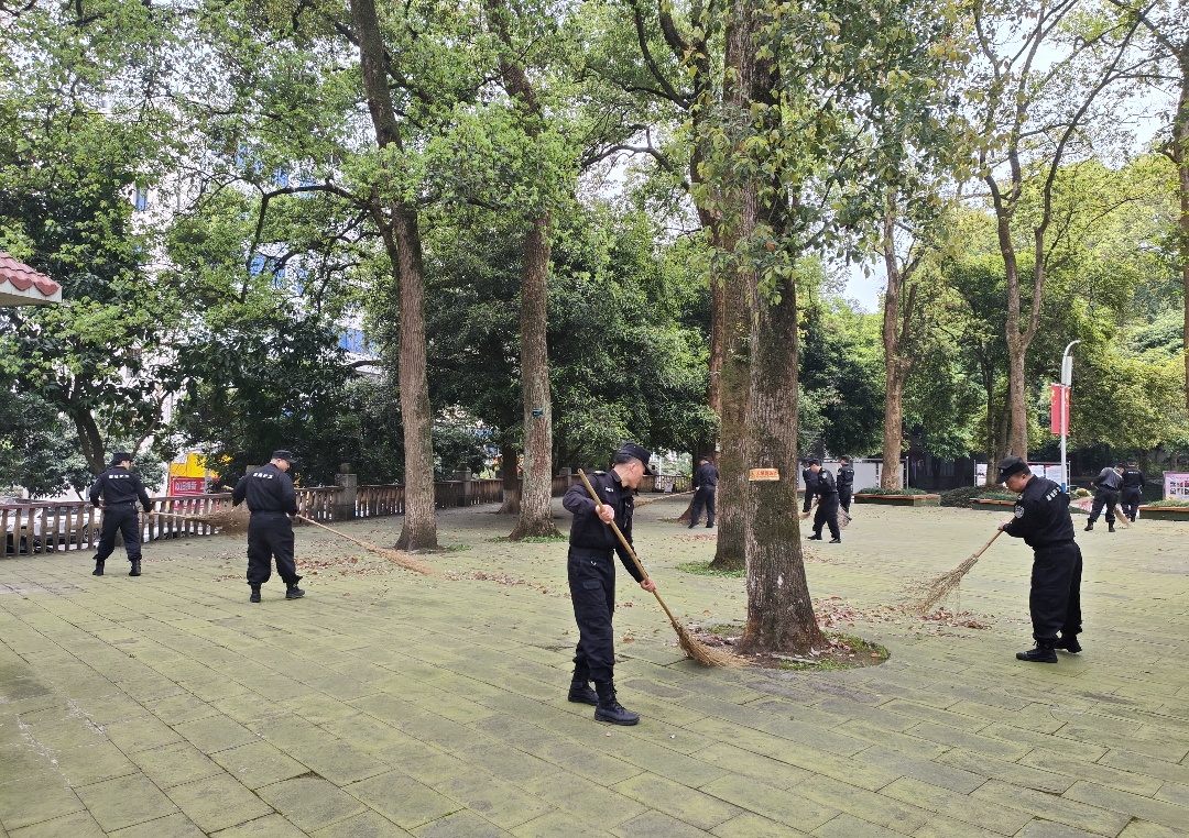 缅怀革命先烈 赓续红色血脉|合江分公司党支部开展“赓续·2025·清明祭英烈”主题党日活动(图8) 相片8:清扫陵园.jpg