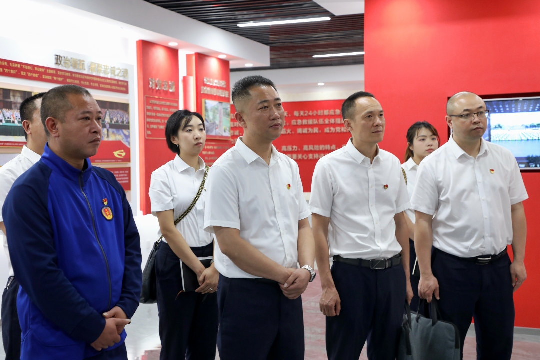 党建引领聚合力 共建共享促发展|四川融通安防集团教育培训党支部与泸州市应急局直属单位三支部开展结对共建活动(图5) 参观党建阵地照.jpg