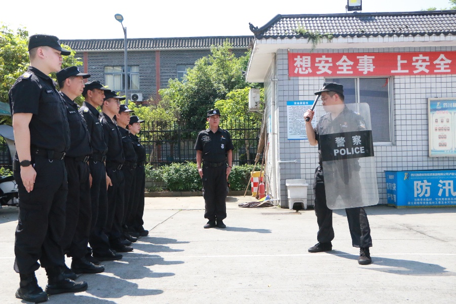 警棍盾牌术培训.JPG