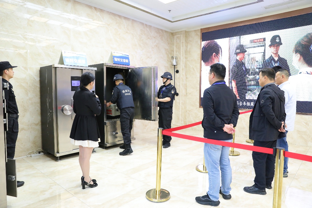 江苏张家港市国投集团赴泸州考察安防行业创新成果 (图1) 配图3.jpg
