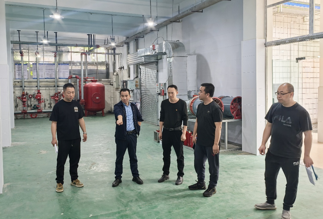 安防教育培训基地抓好“五一”节前安全管理工作(图2) 集团公司党委委员、副总经理张进带队开展柏杨坪校区安全检查.jpg