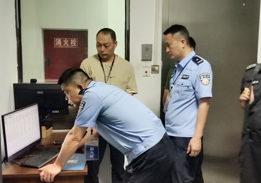 叙永县公安局治安管理大队到叙永分公司检查指导内保工作(图2) 检查交接记录.jpg