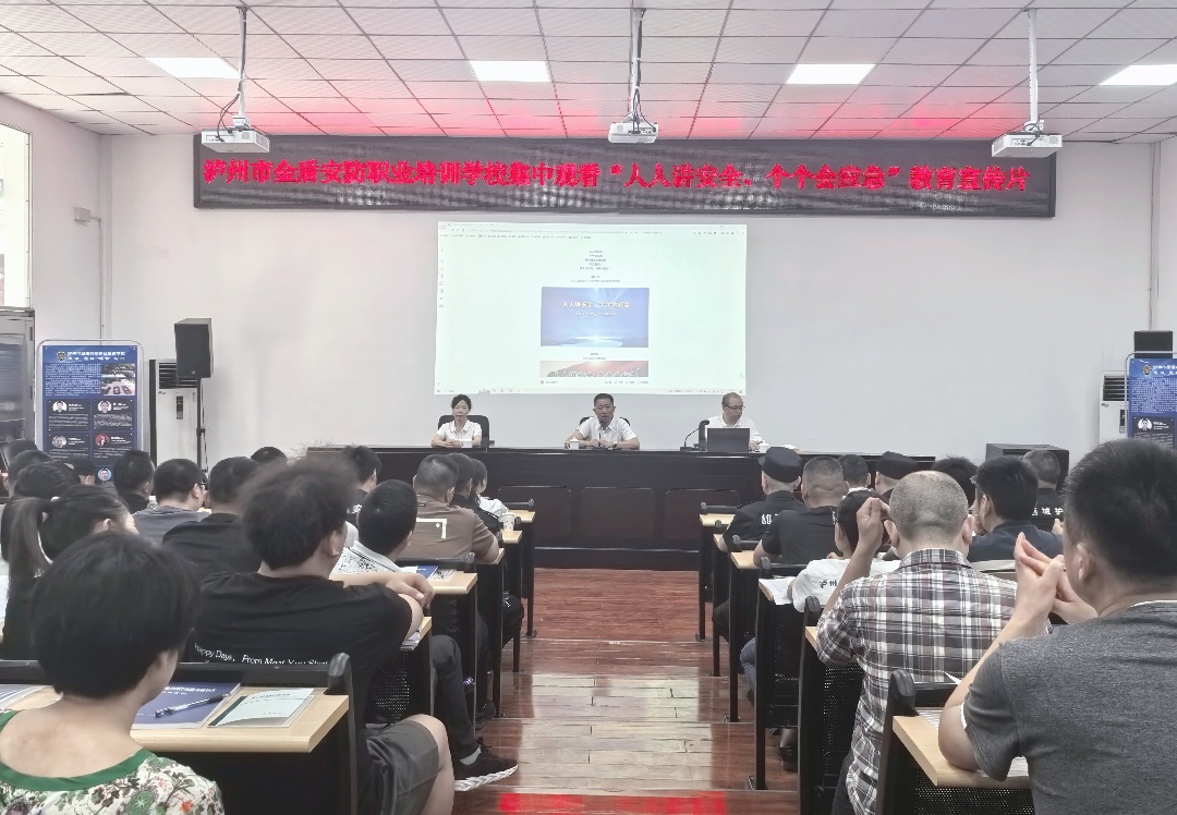 学校负责人在活动中讲话.jpg