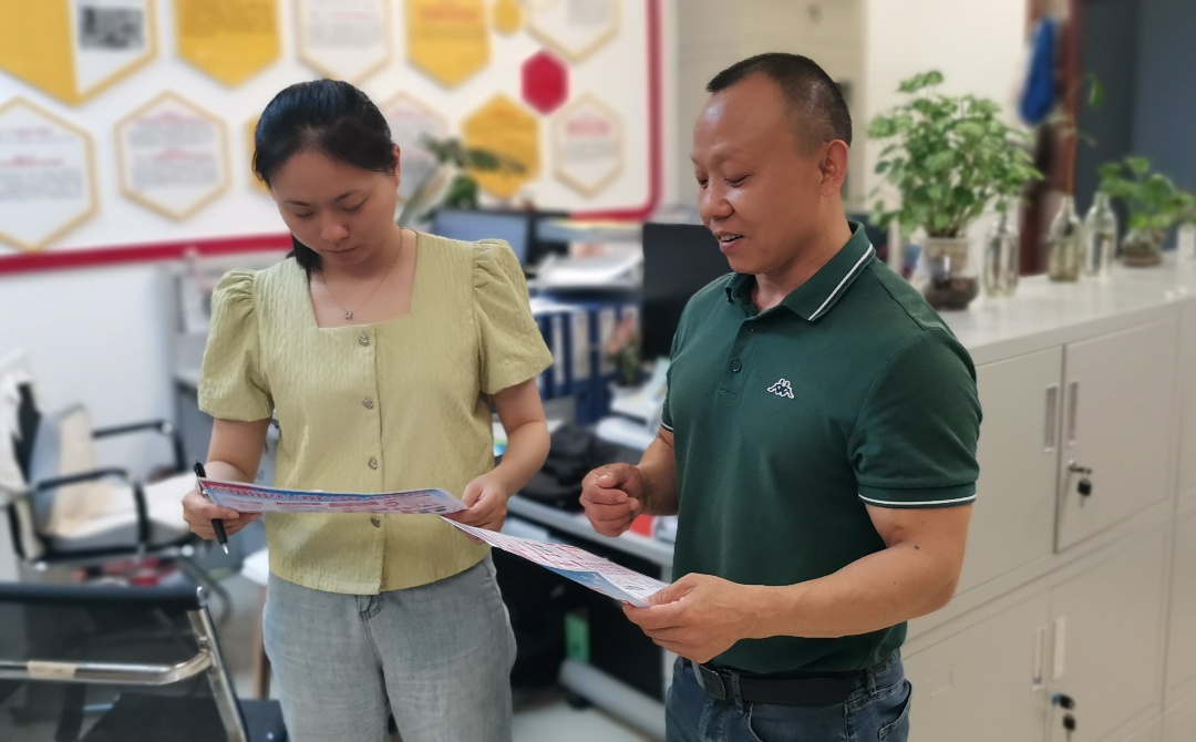 进企业开展宣传活动.jpg