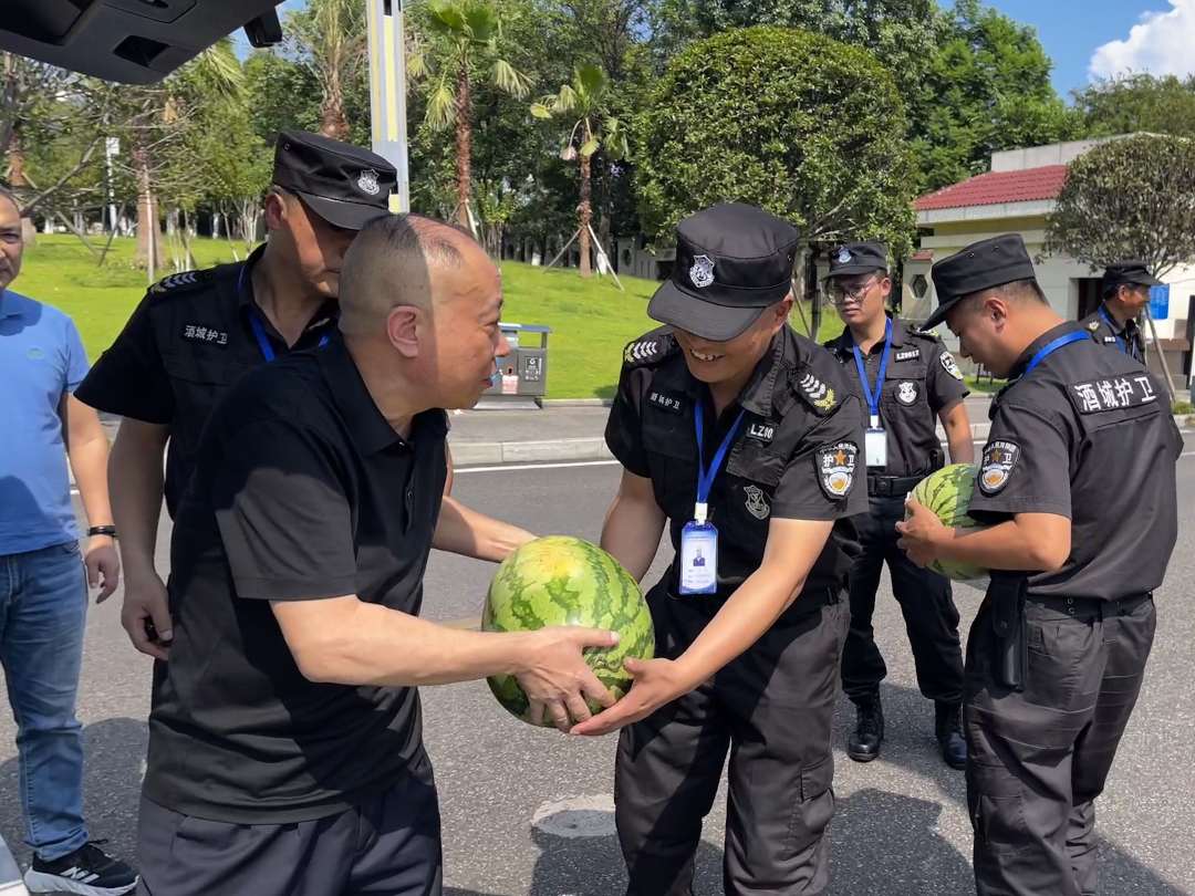到泸职院送清凉.png