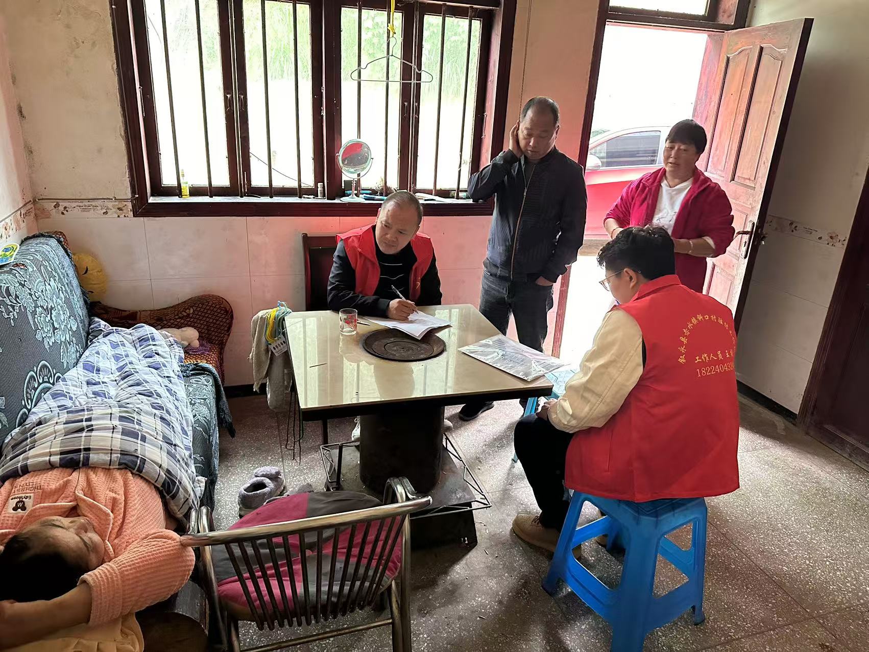 驻村书记陈利:乌蒙山下,用脚步丈量乡村振兴路(图2) 入户走访3.jpg
