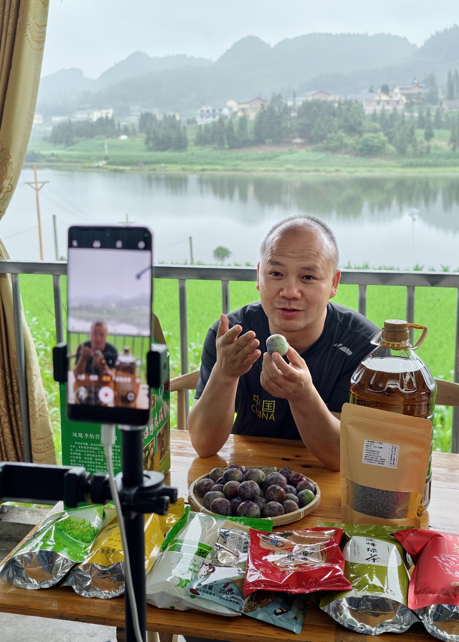 驻村书记陈利:乌蒙山下,用脚步丈量乡村振兴路(图10) 直播中.jpg