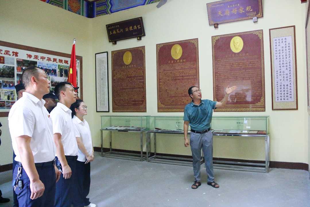 讲解“天府好家规”.JPG