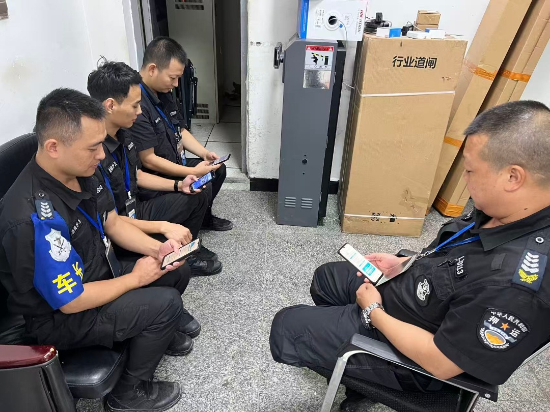 酒城护卫分公司备勤期间学习网络安全知识.jpg