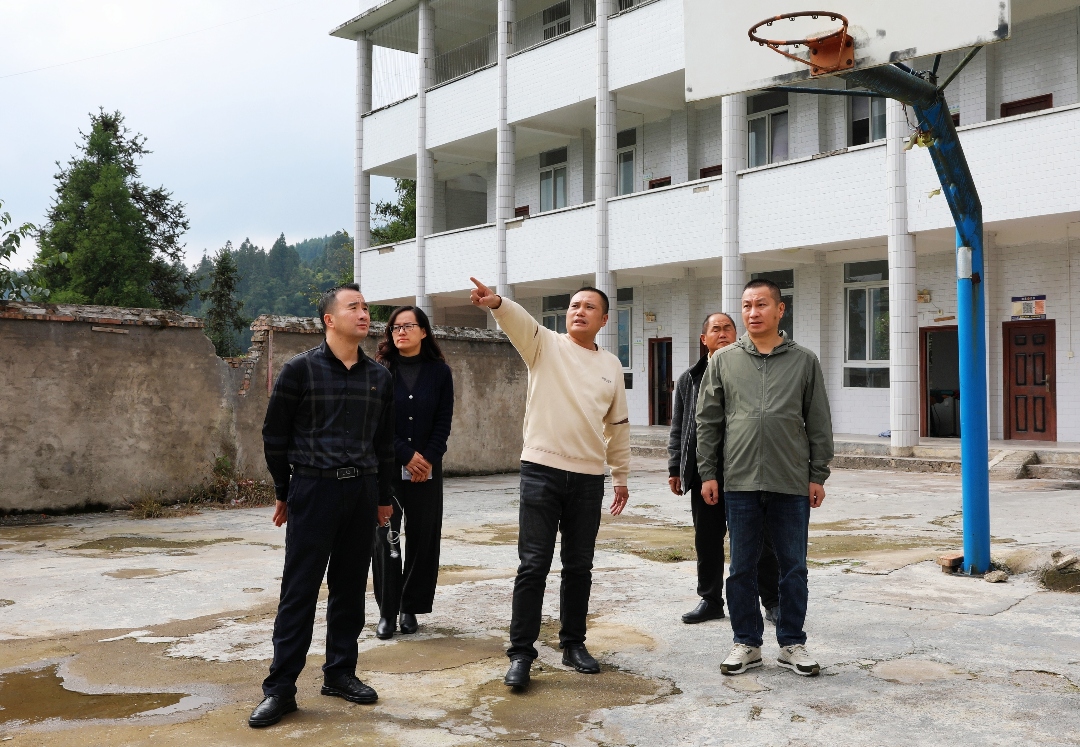 春华秋实践初心 用情帮扶暖乌蒙 |四川融通安防集团深入乌蒙山区开展乡村振兴调研(图3) 2.在古蔺三分村调研.jpg