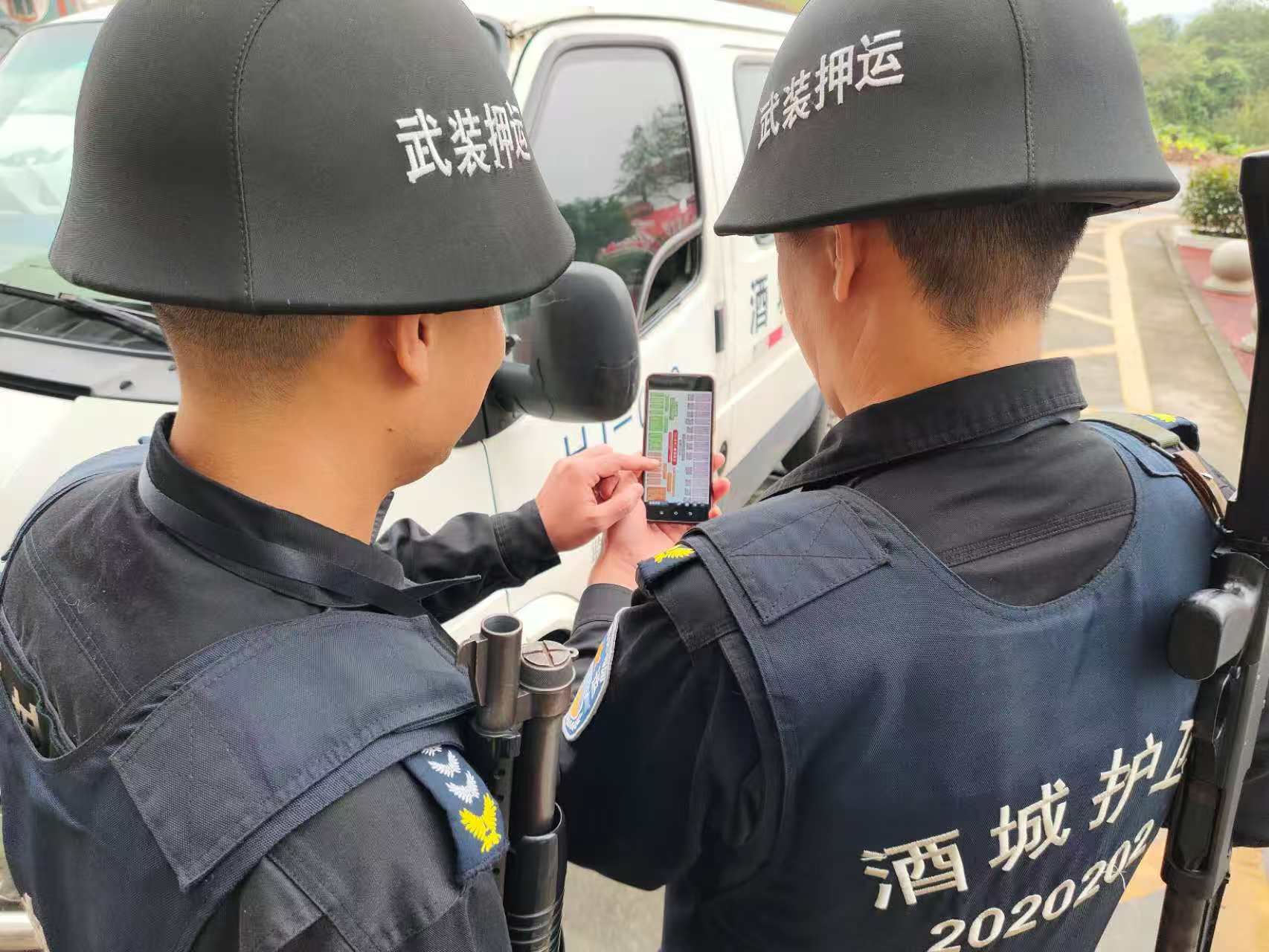 相片3：勤务间隙利用手机学习.jpg