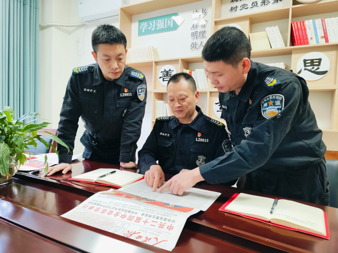 相片5：党员学习交流.jpg