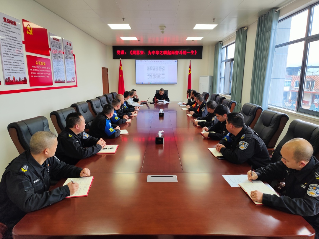 相片1：支部书记讲党课.jpg