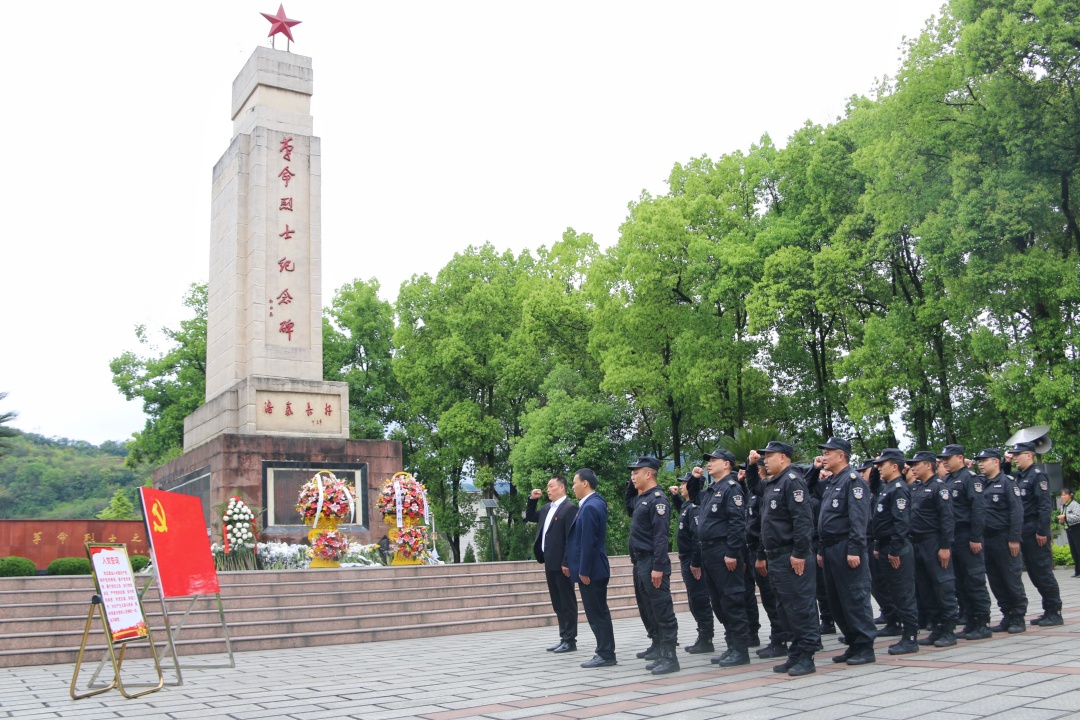 14重温入党誓词.JPG